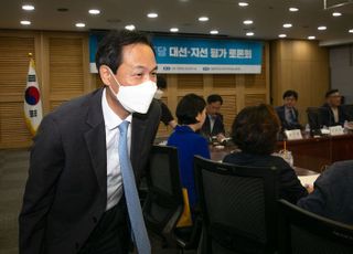 대통령선거·지방선선 평가 토론회 참석한 우상호 비대위원장