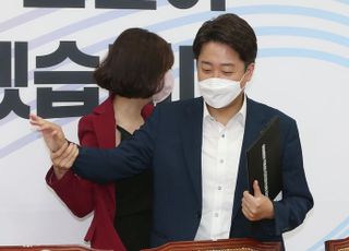 악수도 못할 지경의 대표와 최고위원, 이준석vs배현진