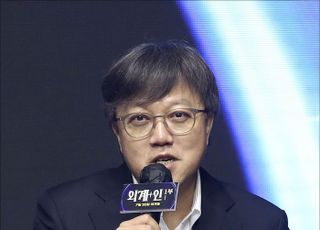 '외계+인 1부' 인사말하는 최동훈 감독