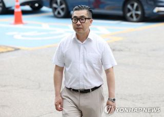 김건희 팬카페 대표 경찰 출석…'서울의소리' 고발인 조사