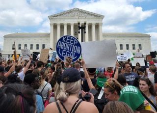 "내 몸 내가 결정한다" 50년 만에 '낙태권 폐지' 후폭풍…미국 전역서 항의 시위 '봇물'
