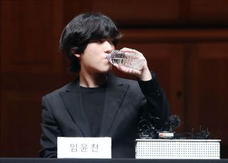 긴장한 모습으로 물 마시는 피아니스트 임윤찬