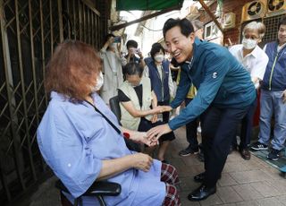 쪽방촌 주민들과 인사하는 오세훈 서울시장