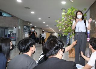 비대위원장 사퇴 한 달 만에 공개 행사 참석한 박지현 전 민주당 비대위원장