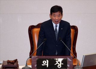 의장석에서 의사일정 진행하는 김진표 신임 국회의장