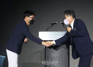 악수하는 정용원 쌍용차 관리인과 곽재선 KG그룹 회장