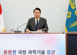 尹대통령 "군 독자 위성 조기 전력화…2025년까지 병사 월급 200만원"