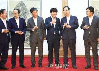 첫 고위 당정…"최우선 과제 민생경제 회복위해 매달 정례회의 열 것"