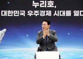尹대통령, 누리호 성공 주역들 찾아 "우주경제 시대 활짝 열어갈 것"