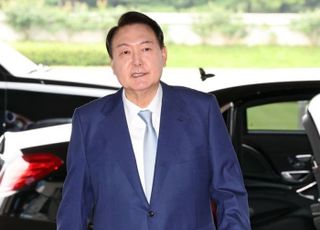 尹대통령 지지율 42.7%…부정 52.9%, 나토 순방 평가도 '글쎄' [데일리안 여론조사]