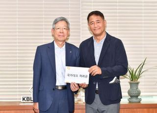 김희옥 KBL 총재, 농구 국가대표팀에 격려금 전달