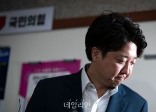 윤리위 출석한 이준석, 울먹이며 '배후' 의혹 제기