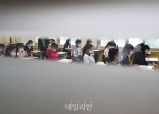 '학생 확진자'도 급증…학부모 "불안해도 학교 문 닫지 않았으면"