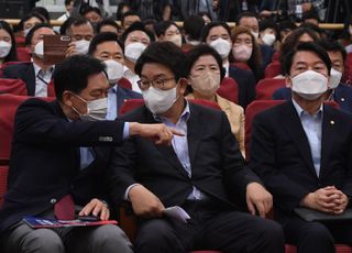 대화하는 권성동 직무대행과 김기현 전 원내대표