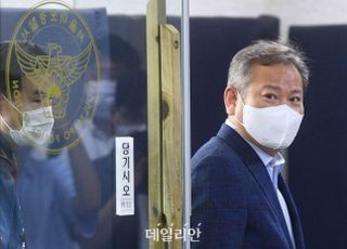 이상민 행안장관, 대구경찰청 찾아 "오해 말라"…일부 참석자 '악수 거부'