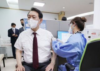 尹대통령, 코로나 백신 '4차 접종'…"국민 여러분도 동참해달라"