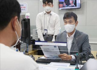 이복현 금융감독원장, 신한은행 영업점 방문