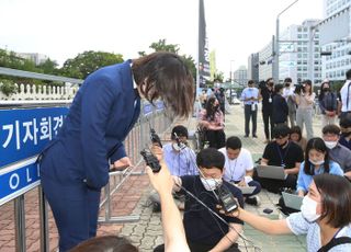 당대표 출마 선언 후 인사하는 박지현 전 비대위원장