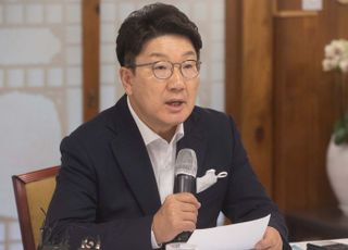 '文과 다른 방역' 띄운 권성동 "일상 제약 최소화해야"