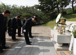 김대중 대통령 묘소 찾아 참배하는 김민석 의원