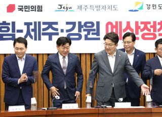 국민의힘-제주 예산정책협의회 참석한 오영훈 제주도지사와 권성동 직무대행