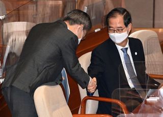 이종호 과학기술부 장관과 인사하는 한덕수 국무총리