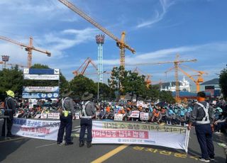 [현장]"우리 일터 돌려달라" 대우조선 근로자, 금속노조와 정면충돌