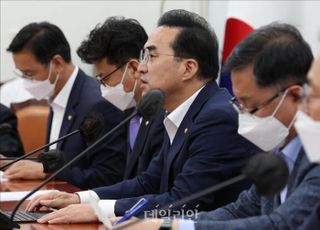 여당 탈북어민 공세에 박홍근 "카더라로 흉악범을 탈북브로커라고"