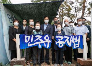 민주유공자법 제정 촉구 천막농성장 방문한 우상호 더불어민주당 비대위원장