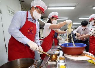 무료 배식 봉사활동 나선 권성동 국민의힘 원내대표