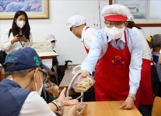 무료 배식 봉사활동하는 권성동 국민의힘 원내대표