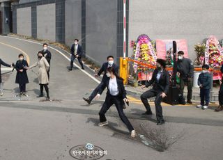 "한국 경호원 보라, 2~3초 만에…" 아베 경호원 질타한 日 대표 신문 [해외토픽]