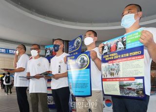 서울역에서 시민들에게 '경찰국 신설 반대' 홍보하는 경찰협의회