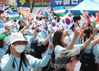 재외동포 대학생들, '아리랑' 부르며 인사동에서 퍼포먼스