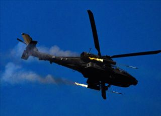 로켓 발사하는 AH-64E 아파치 가디언 공격헬기