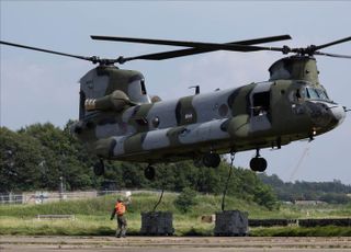 전력 물자 공급하는 CH-47D 시누크 헬기