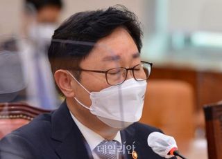 검찰총장 윤석열 '완전 패싱' 해놓고…법조계 "택도 없다는 박범계, 내로남불 극치"