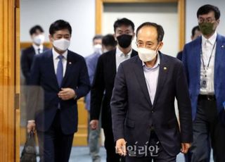 비상거시경제금융회의 참석하는 추경호 경제부총리