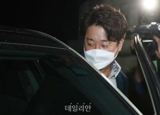 '건희사랑' 강신업 "팬클럽 회장직 물러날 것…이준석 무고죄로 고발"