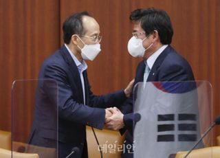 악수하는 추경호 경제부총리와 홍지만 대통령실 정무비서관