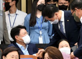 의원총회에서 주목 받는 장제원-김기현