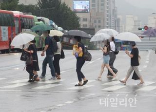 당분간 비 계속...우산 쓴 시민들