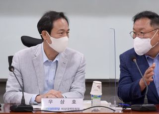 대화하는 우상호 비대위원장과 김태년 경제위기대응특위 위원장