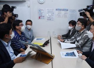 서울시립영등포쪽방상담소 현장 방문한 권성동 원내대표