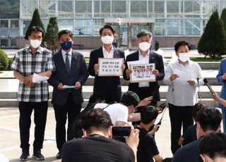 국민대 찾아 김건희 여사 논문 표절 의혹 조사 결과 규탄 성명서 발표하는 민주당 교육위 의원들