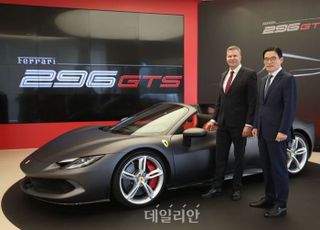 페라리 '296 GTS' 앞에서 기념촬영하는 디터 넥텔·김광철 대표이사