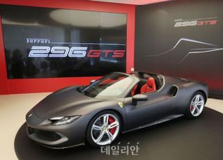 페라리, 브랜드 최초 플러그인 하이브리드 컨버터블 '296 GTS' 발표