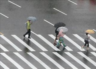 우산 쓰고 폭우 속 길 지나는 시민들