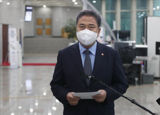 한중외교장관 회담 위해 중국 출국 전 도어스테핑 하는 박진 외교부 장관