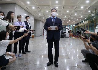 중국 출국 앞두고 도어스테핑하는 박진 외교부 장관